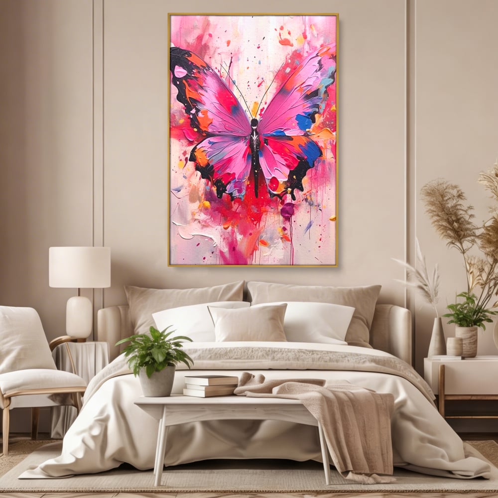 Tablou canvas cu pictura digitala cu fluture roz, in rama de aluminiu auriu, pe perete intr-un dormitor