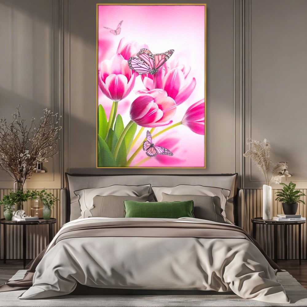 Tablou canvas cu tablou canvas cu lalele roz si fluturi, in rama de aluminiu auriu, pe perete intr-un dormitor