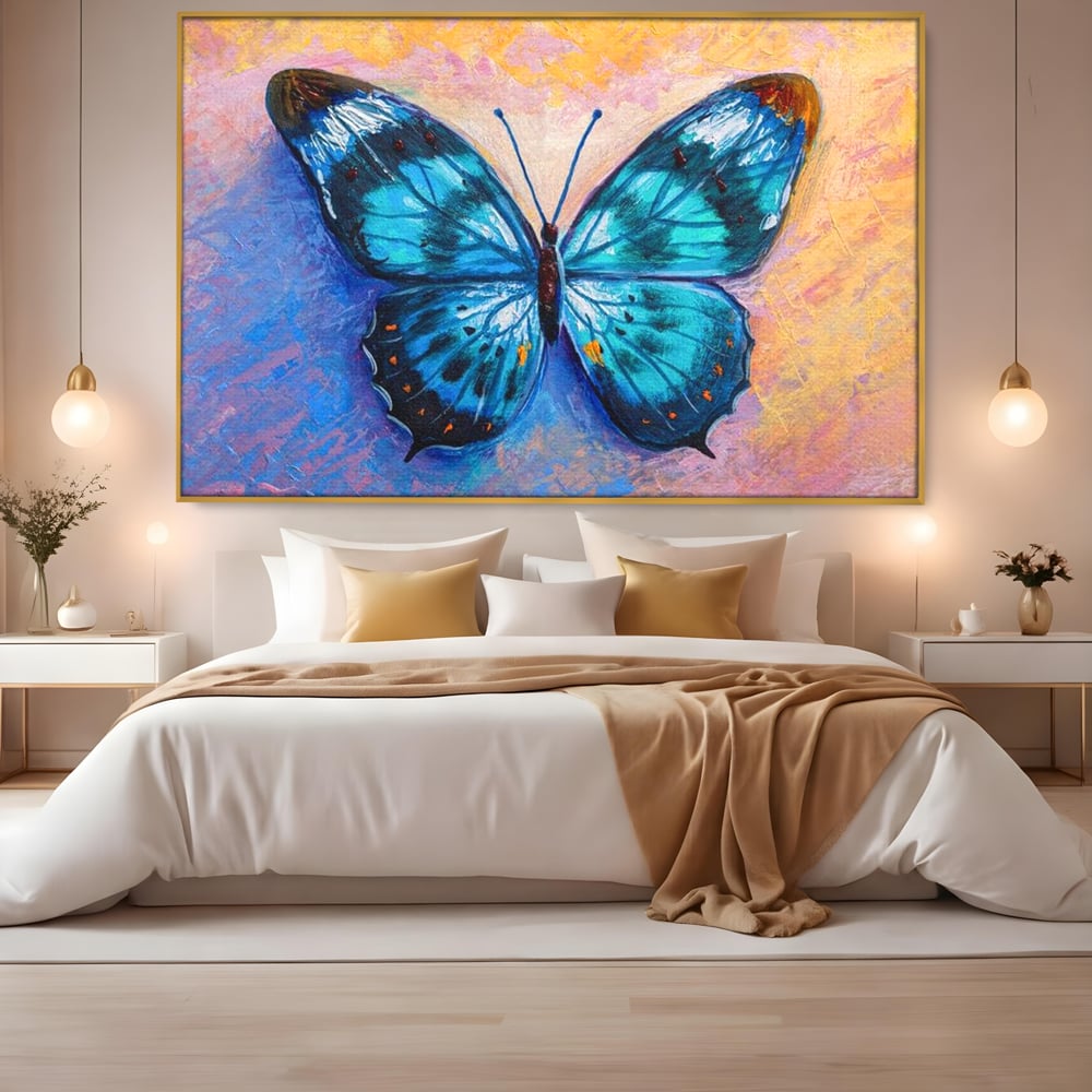 Tablou canvas cu tablou canvas cu fluture albastru, in rama de aluminiu auriu, pe perete intr-un dormitor