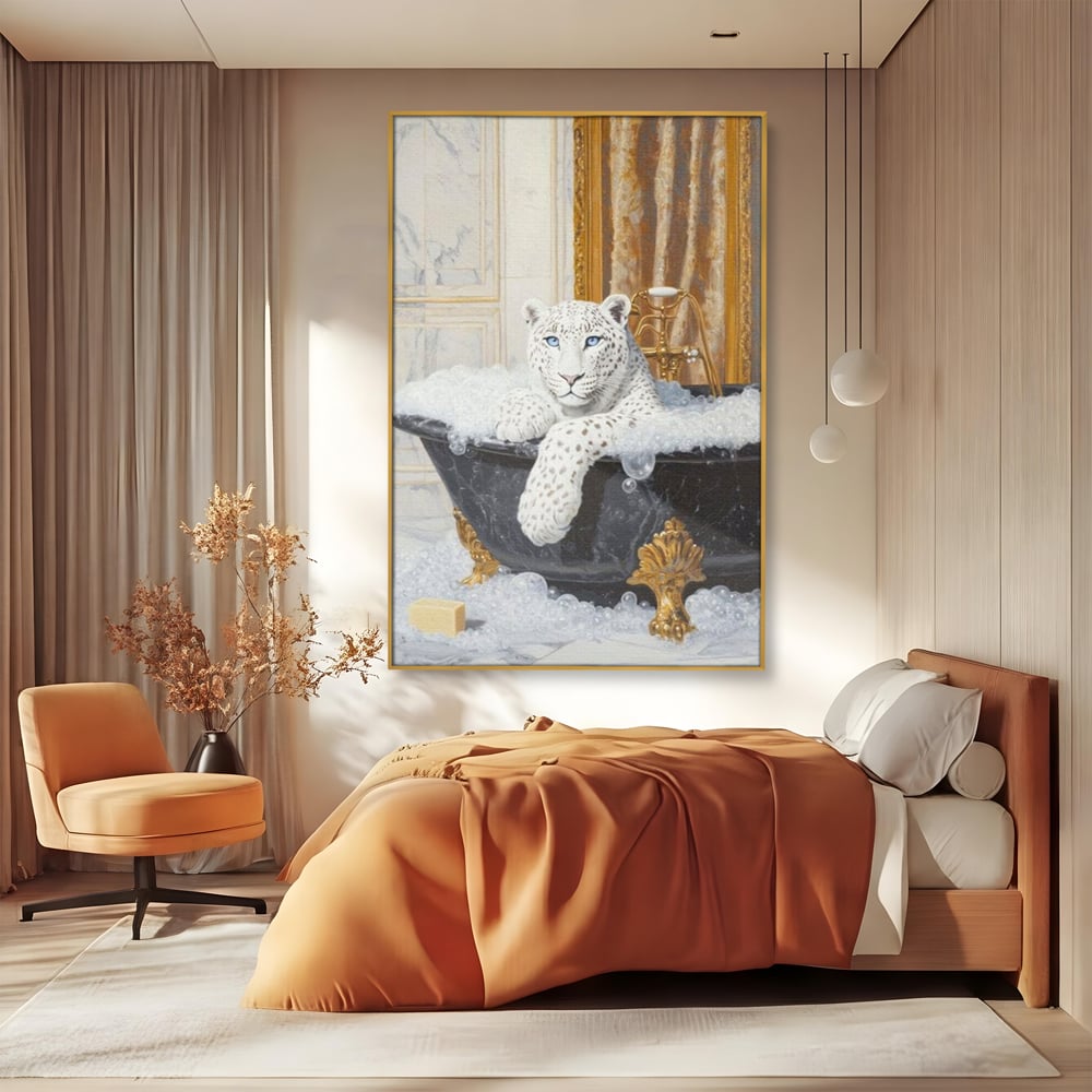 Tablou canvas cu tablou canvas cu leopard alb in cada, in rama de aluminiu auriu, pe perete intr-un dormitor