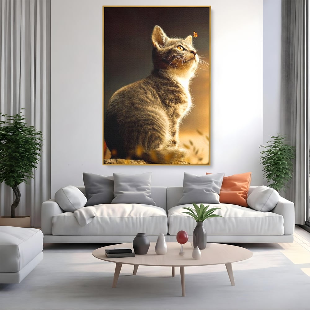 Tablou canvas cu tablou canvas cu pisica si fluture, in rama de aluminiu auriu, pe perete intr-un living