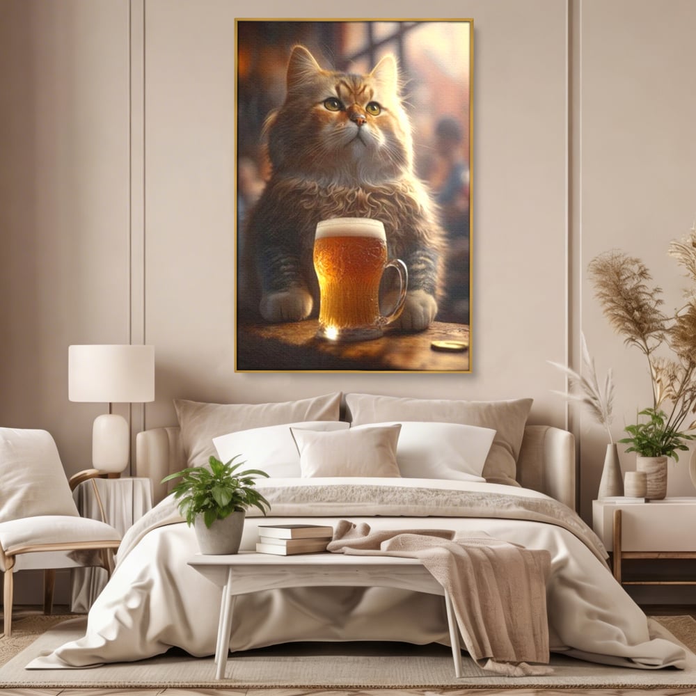 Tablou canvas cu tablou canvas cu motan pufos si halba de bere, in rama de aluminiu auriu, pe perete intr-un dormitor