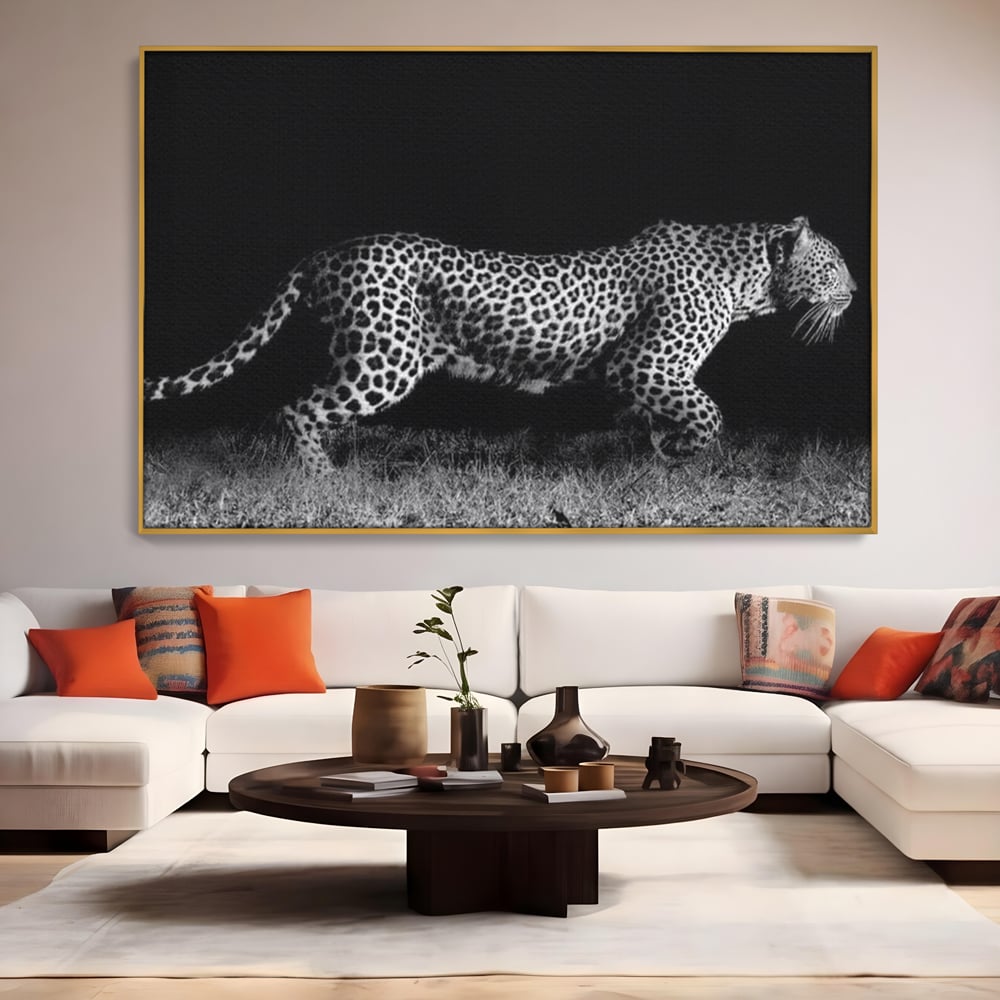 Tablou canvas cu tablou canvas cu jaguar nocturn, in rama de aluminiu auriu, pe perete intr-un living