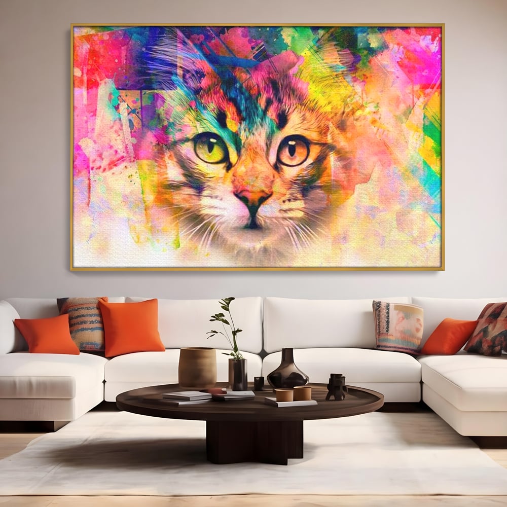 Tablou canvas cu tablou canvas cu pisica in stil graffiti, in rama de aluminiu auriu, pe perete intr-un living