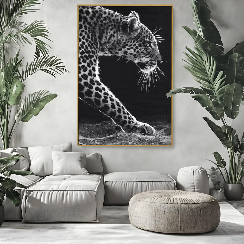 Tablou canvas cu tablou canvas cu leopard in profil, in rama de aluminiu auriu, pe perete intr-un living