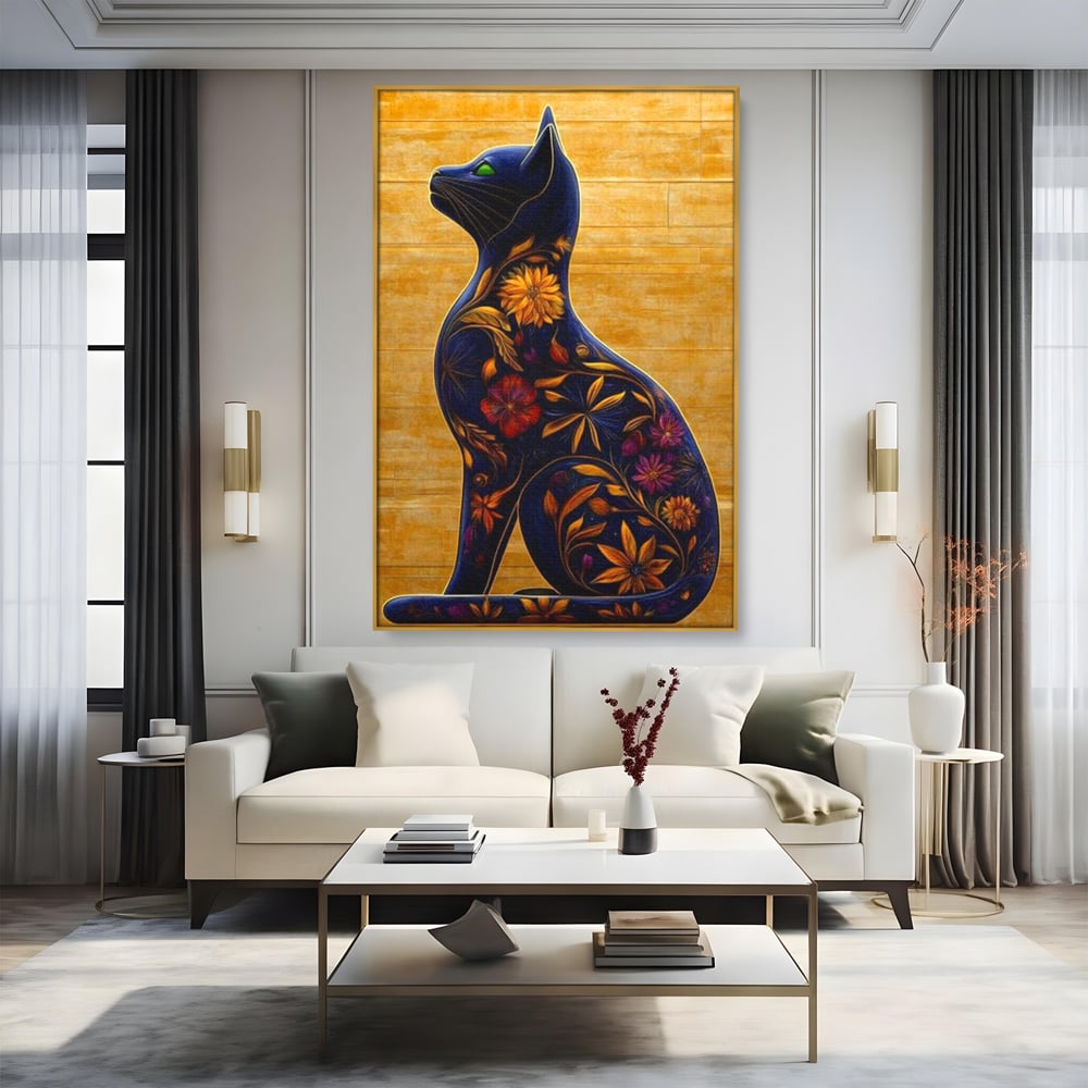 Tablou canvas cu tablou canvas cu pisica albastra decorata cu flori, in rama de aluminiu auriu, pe perete intr-un living