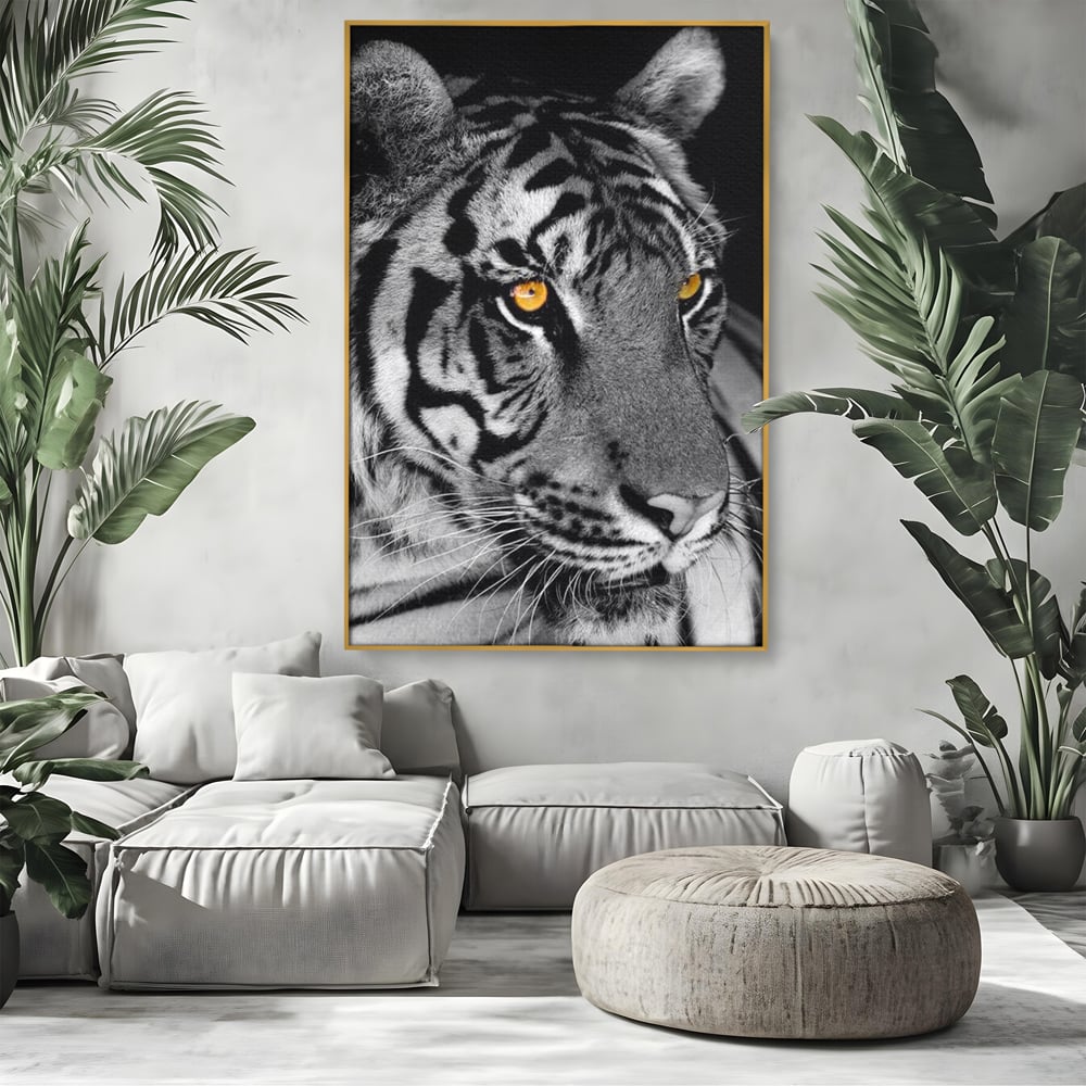 Tablou canvas cu tablou canvas cu tigru alb-negru, in rama de aluminiu auriu, pe perete intr-un living
