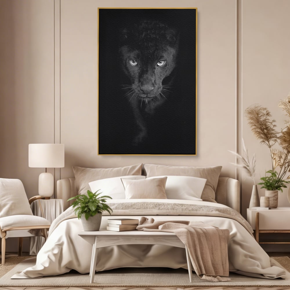 Tablou canvas cu tablou canvas cu pantera neagra, in rama de aluminiu auriu, pe perete intr-un dormitor