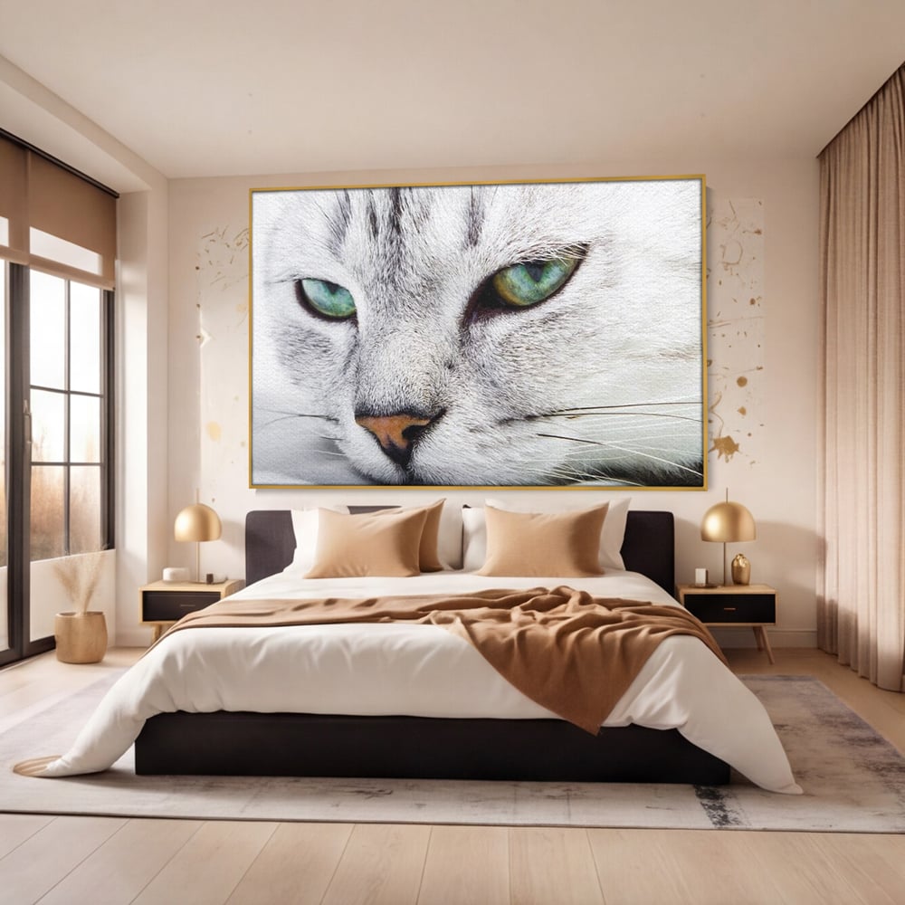 Tablou canvas cu tablou canvas cu ochi de pisica, in rama de aluminiu auriu, pe perete intr-un dormitor
