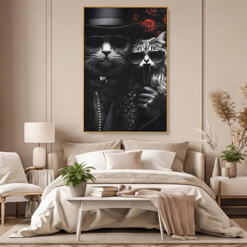 Tablou canvas cu tablou canvas cu pisici gangster in ochelari, in rama de aluminiu auriu, pe perete intr-un dormitor