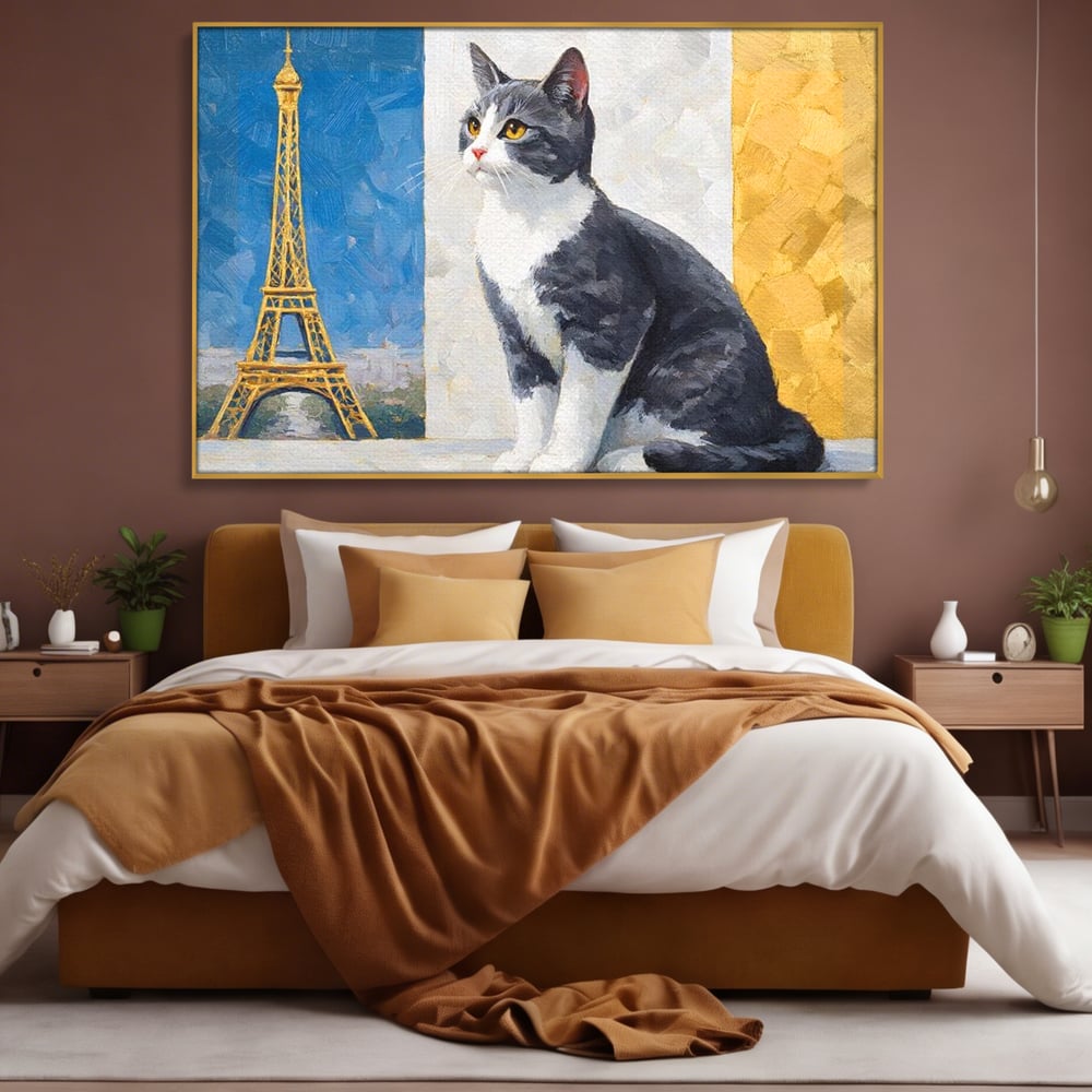 Tablou canvas cu tablou canvas cu pisica si turnul eiffel, in rama de aluminiu auriu, pe perete intr-un dormitor