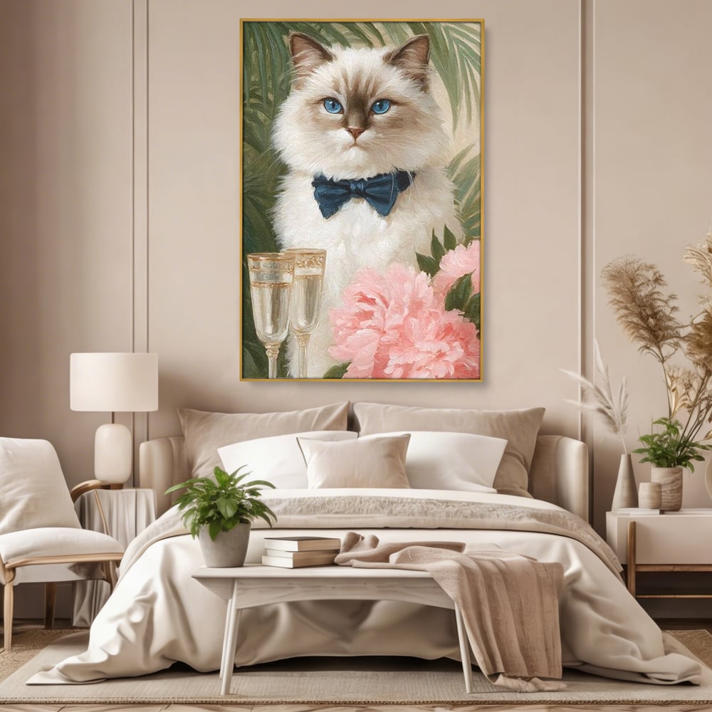 Tablou canvas cu tablou canvas cu motan elegant, in rama de aluminiu auriu, pe perete intr-un dormitor
