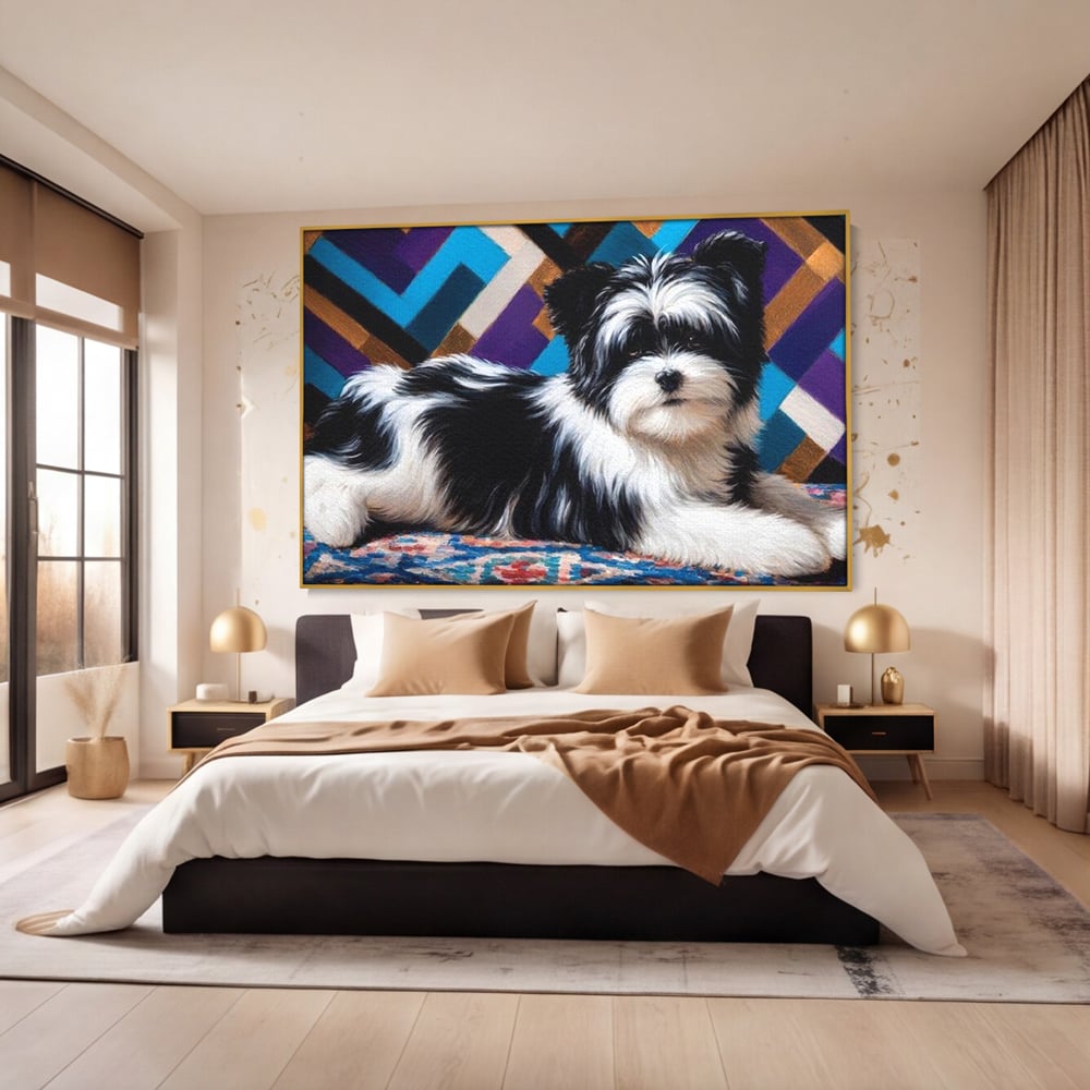 Tablou canvas cu tablou canvas cu catel pufos alb-negru, in rama de aluminiu auriu, pe perete intr-un dormitor