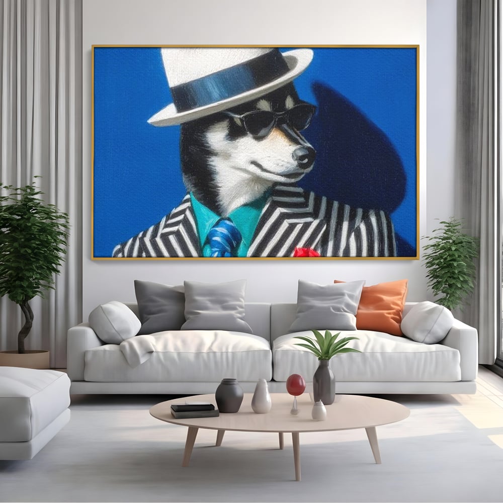 Tablou canvas cu tablou canvas cu caine imbracat elegant, in rama de aluminiu auriu, pe perete intr-un living