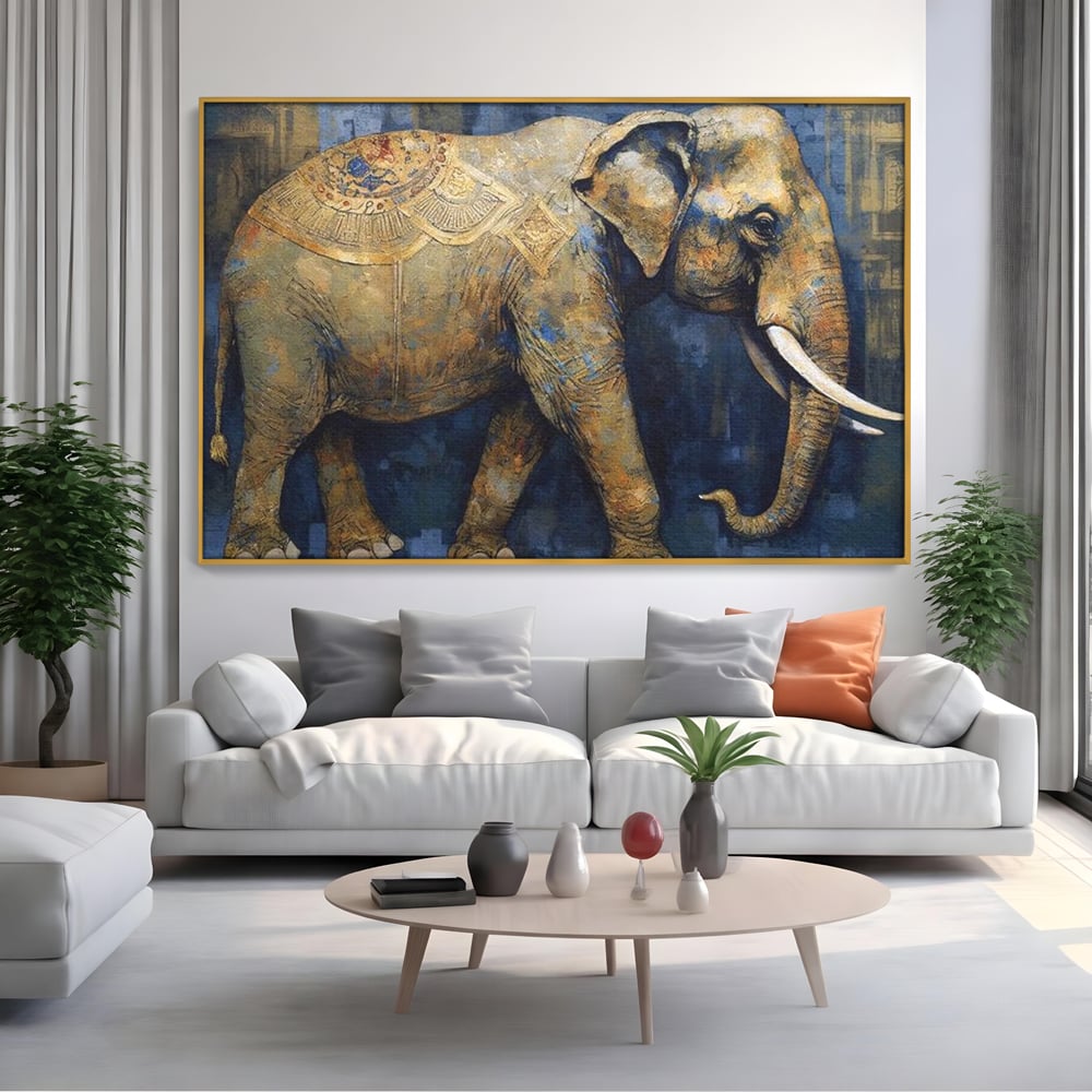 Tablou canvas cu tablou canvas cu pictura de elefant auriu, in rama de aluminiu auriu, pe perete intr-un living