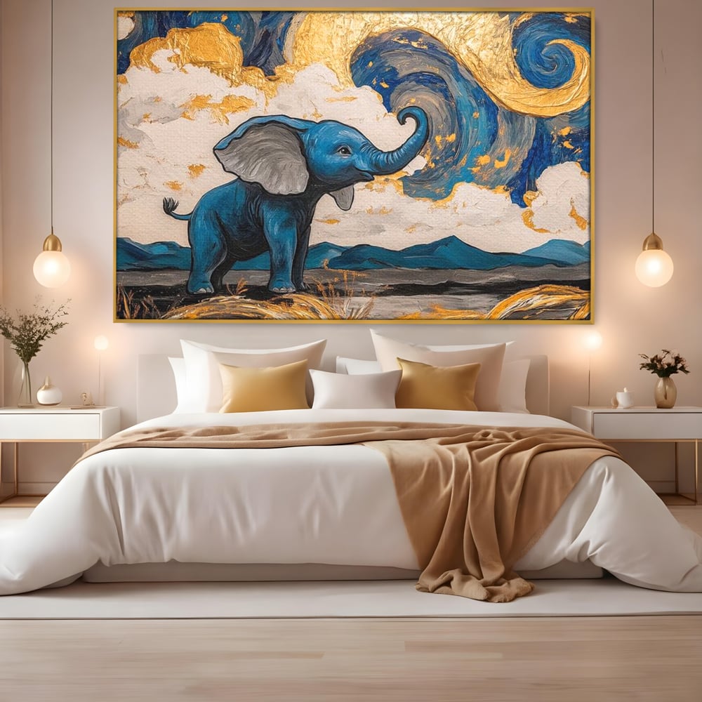 Tablou canvas cu tablou canvas cu elefant albastru, in rama de aluminiu auriu, pe perete intr-un dormitor