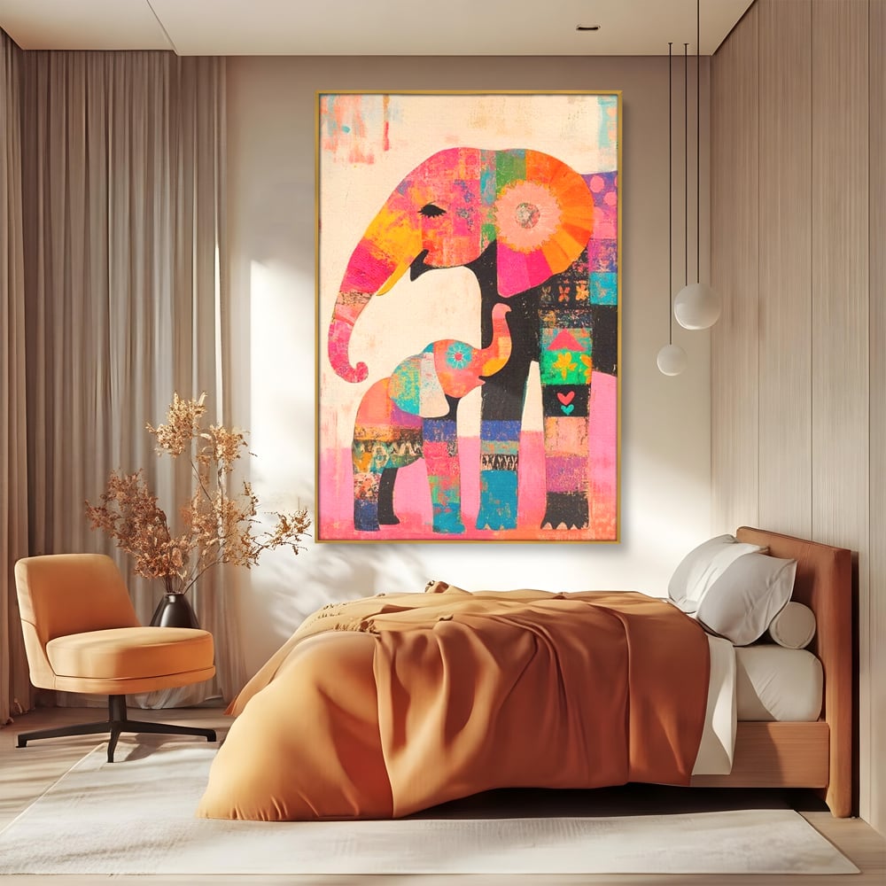 Tablou canvas cu tablou pictura cu elefanti colorati, in rama de aluminiu auriu, pe perete intr-un dormitor