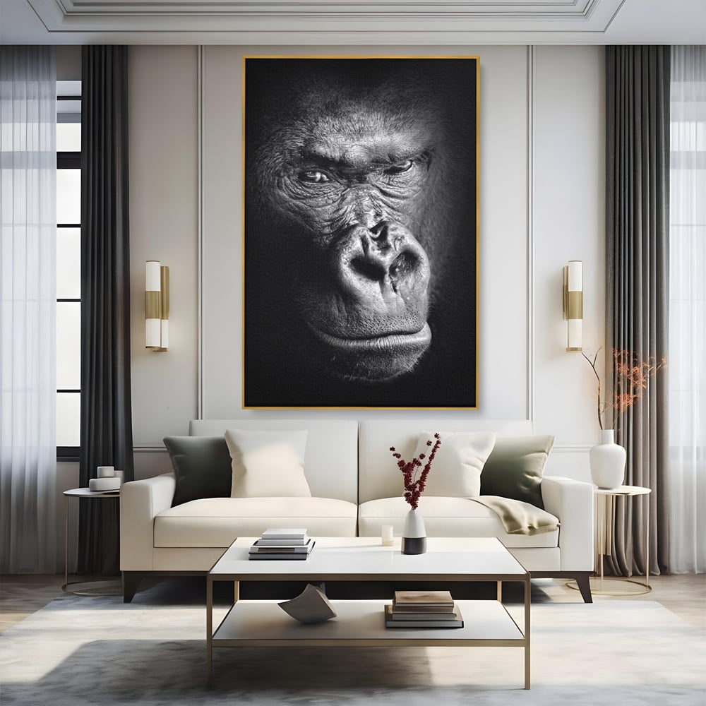 Tablou canvas cu tablou canvas cu portret de gorila, in rama de aluminiu auriu, pe perete intr-un living