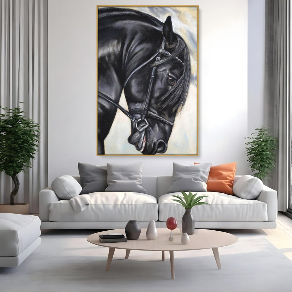 Tablou canvas cu tablou canvas cu pictura de armasar negru in profil, in rama de aluminiu auriu, pe perete intr-un living