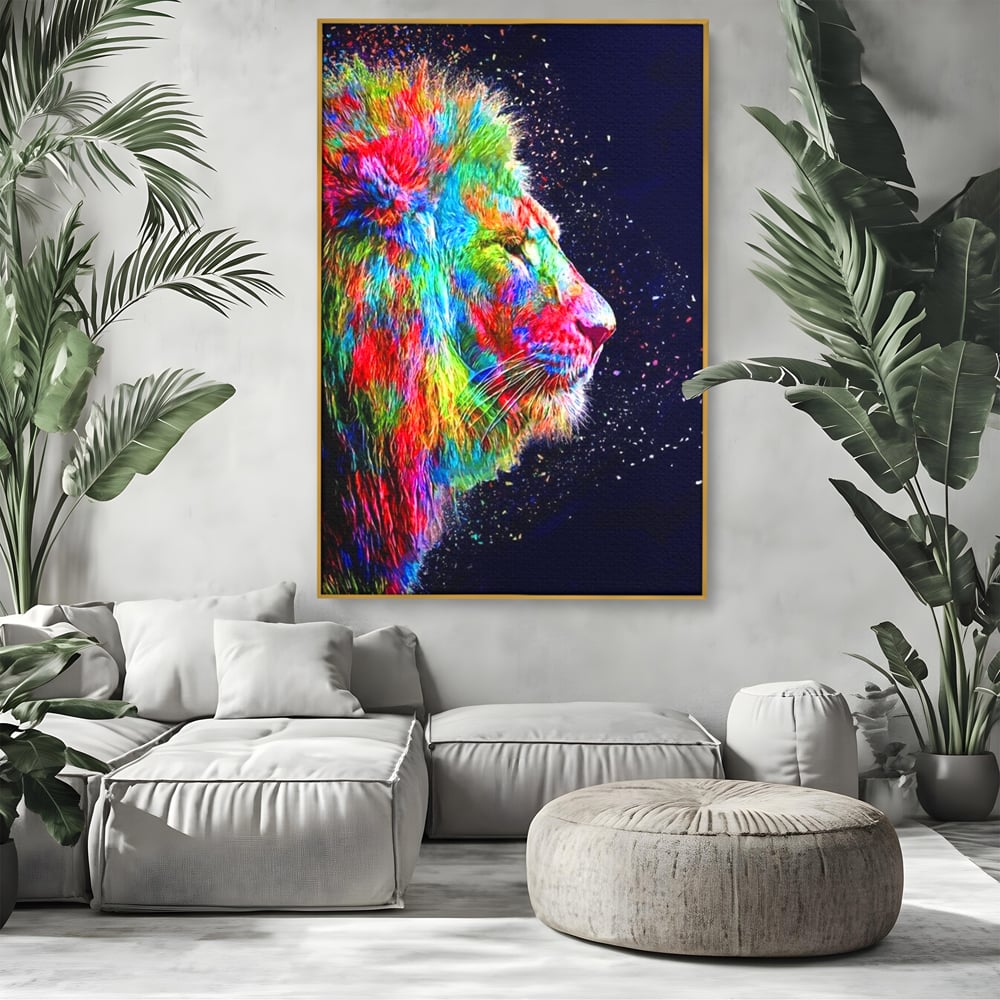Tablou canvas cu tablou canvas cu profil de leu multicolor, in rama de aluminiu auriu, pe perete intr-un living