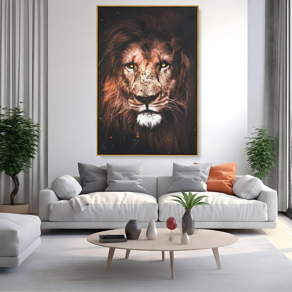 Tablou canvas cu tablou canvas cu leu, in rama de aluminiu auriu, pe perete intr-un living