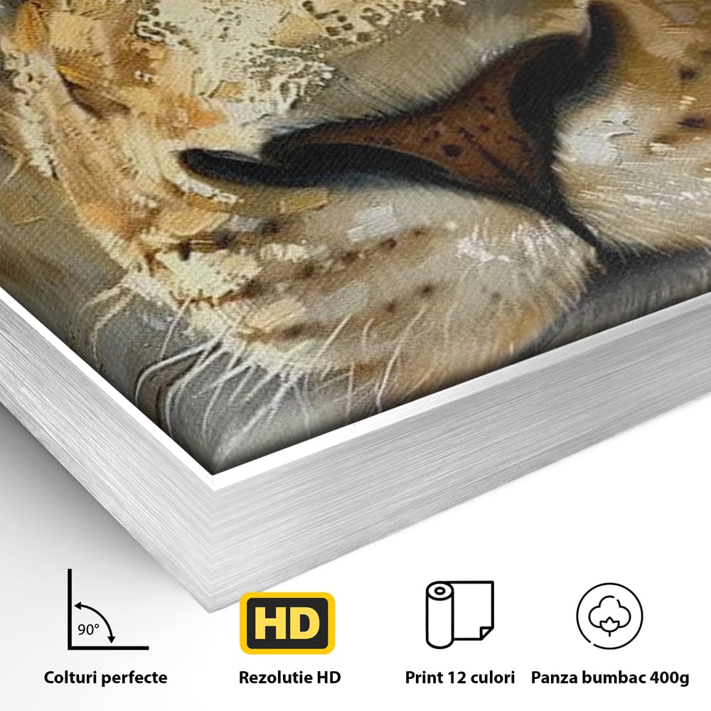 Detaliu al suprafetei: tablou canvas cu prim-plan de leu, in rama de aluminiu argintiu