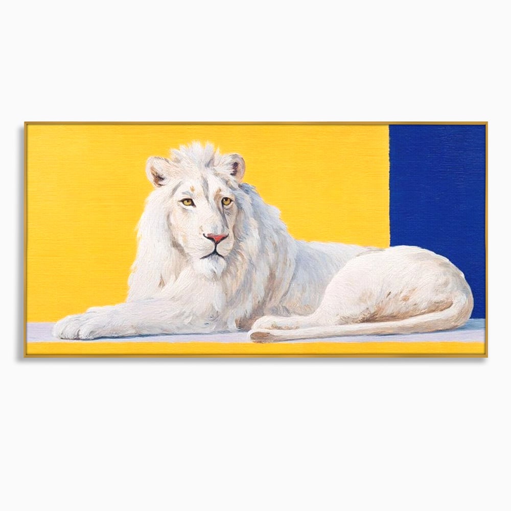 Tablou canvas cu pictura cu leu alb culcat pe fundal galben, in rama de aluminiu auriu