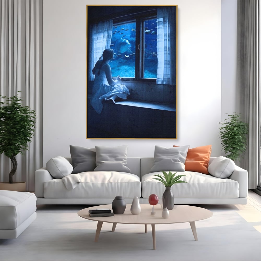 Tablou canvas cu tablou canvas cu fata privind in acvariu, in rama de aluminiu auriu, pe perete intr-un living