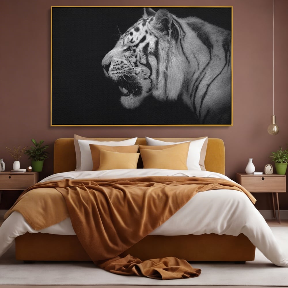 Tablou canvas cu tablou canvas cu tigru alb-negru, in rama de aluminiu auriu, pe perete intr-un dormitor