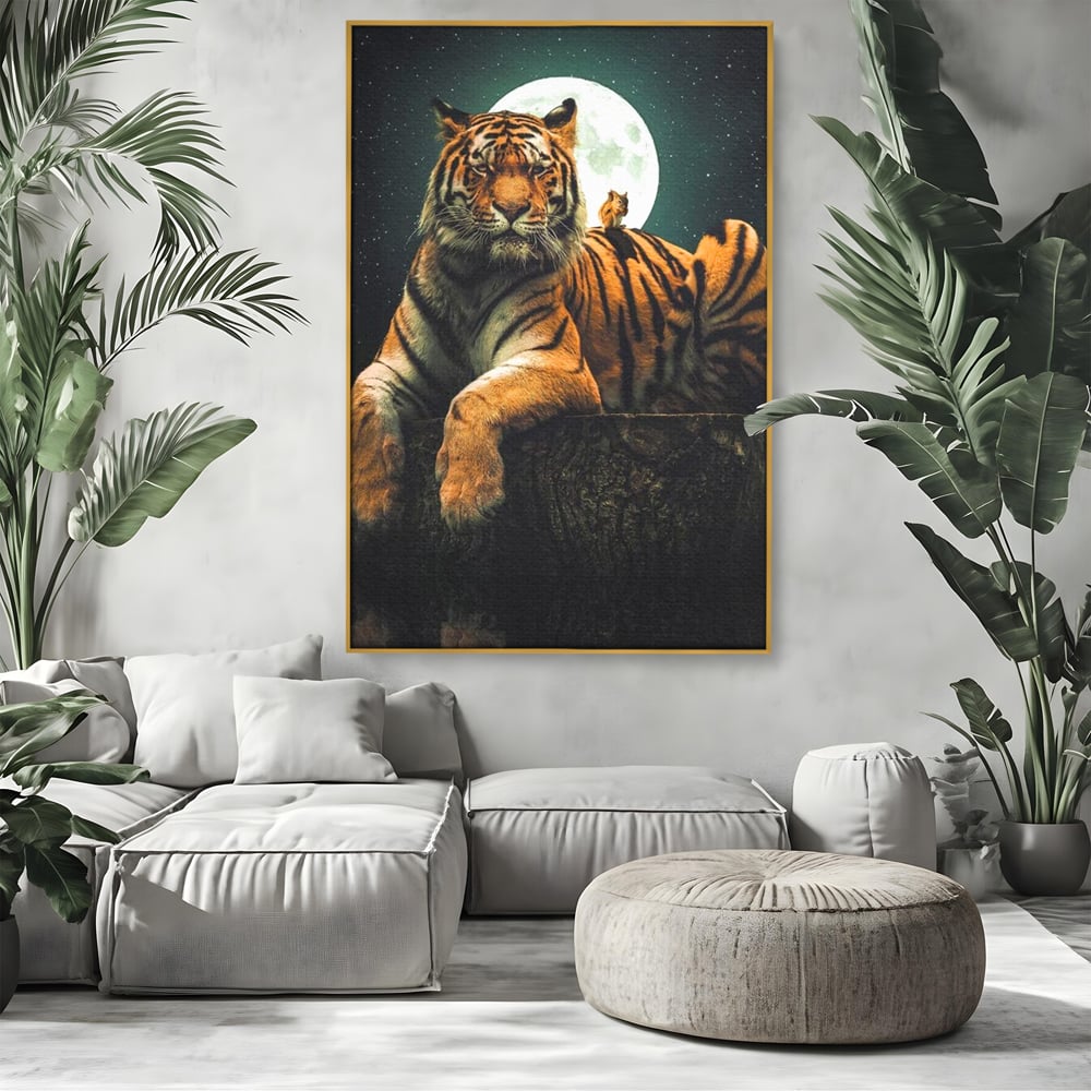 Tablou canvas cu tablou canvas cu tigru si veverita, in rama de aluminiu auriu, pe perete intr-un living
