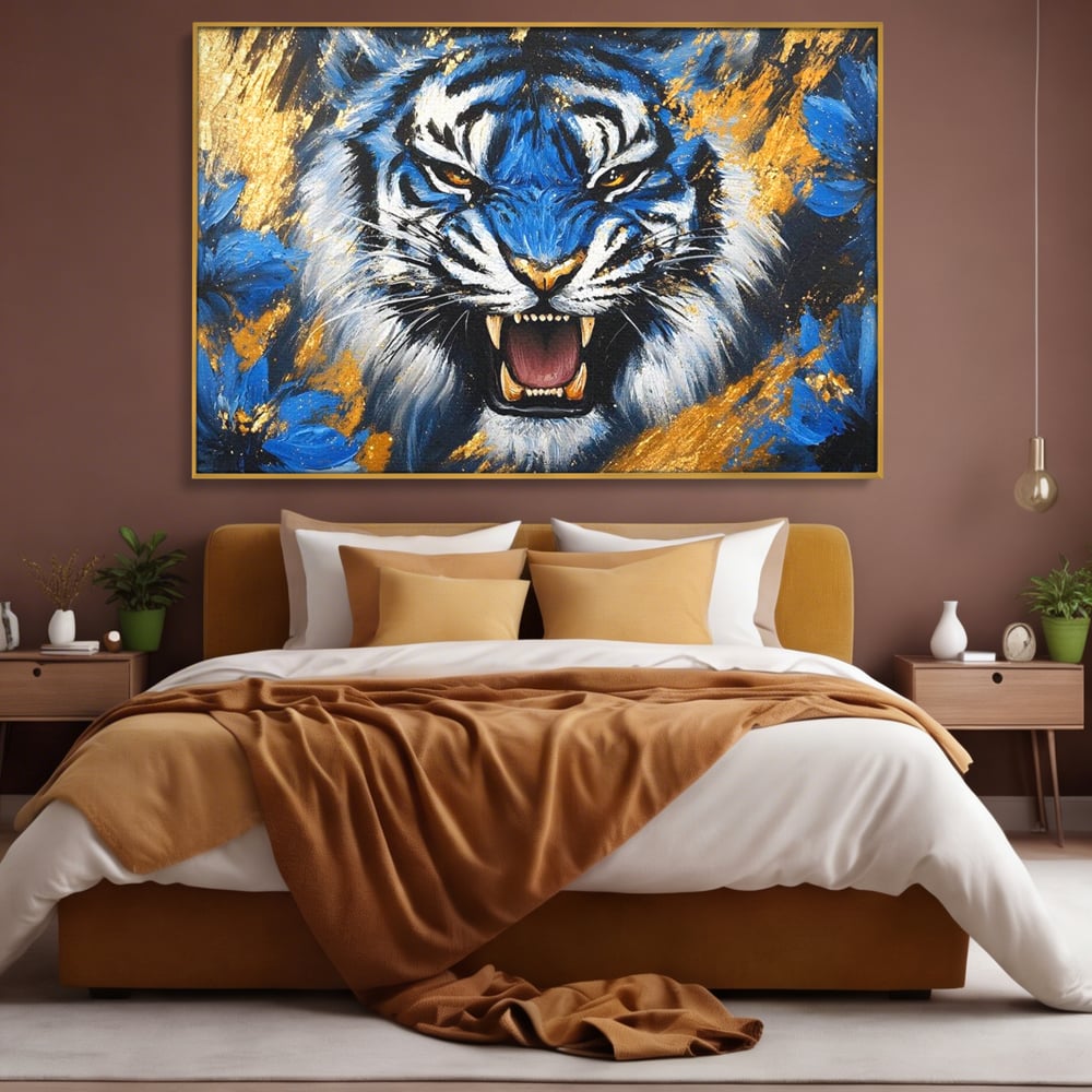 Tablou canvas cu tablou canvas cu tigru albastru si flori, in rama de aluminiu auriu, pe perete intr-un dormitor