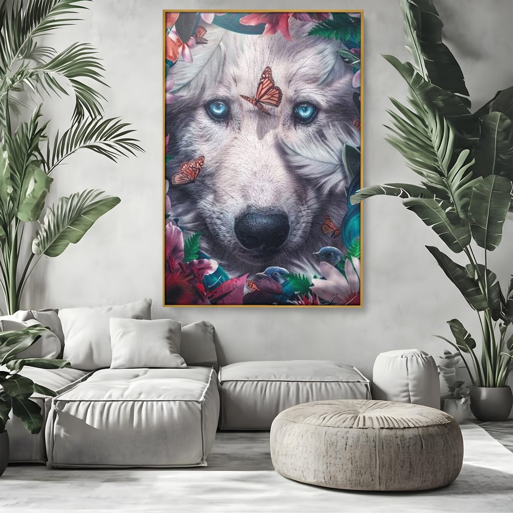 Tablou canvas cu tablou canvas cu lup alb si fluturi, in rama de aluminiu auriu, pe perete intr-un living