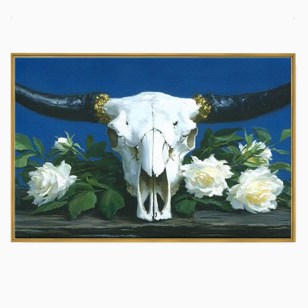 Tablou canvas cu pictura cu craniu de taur si trandafiri albi, in rama de aluminiu auriu