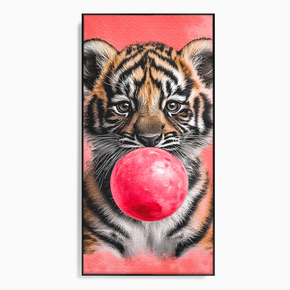 Tablou canvas cu ilustratie pui de tigru cu guma roz, in rama de aluminiu negru