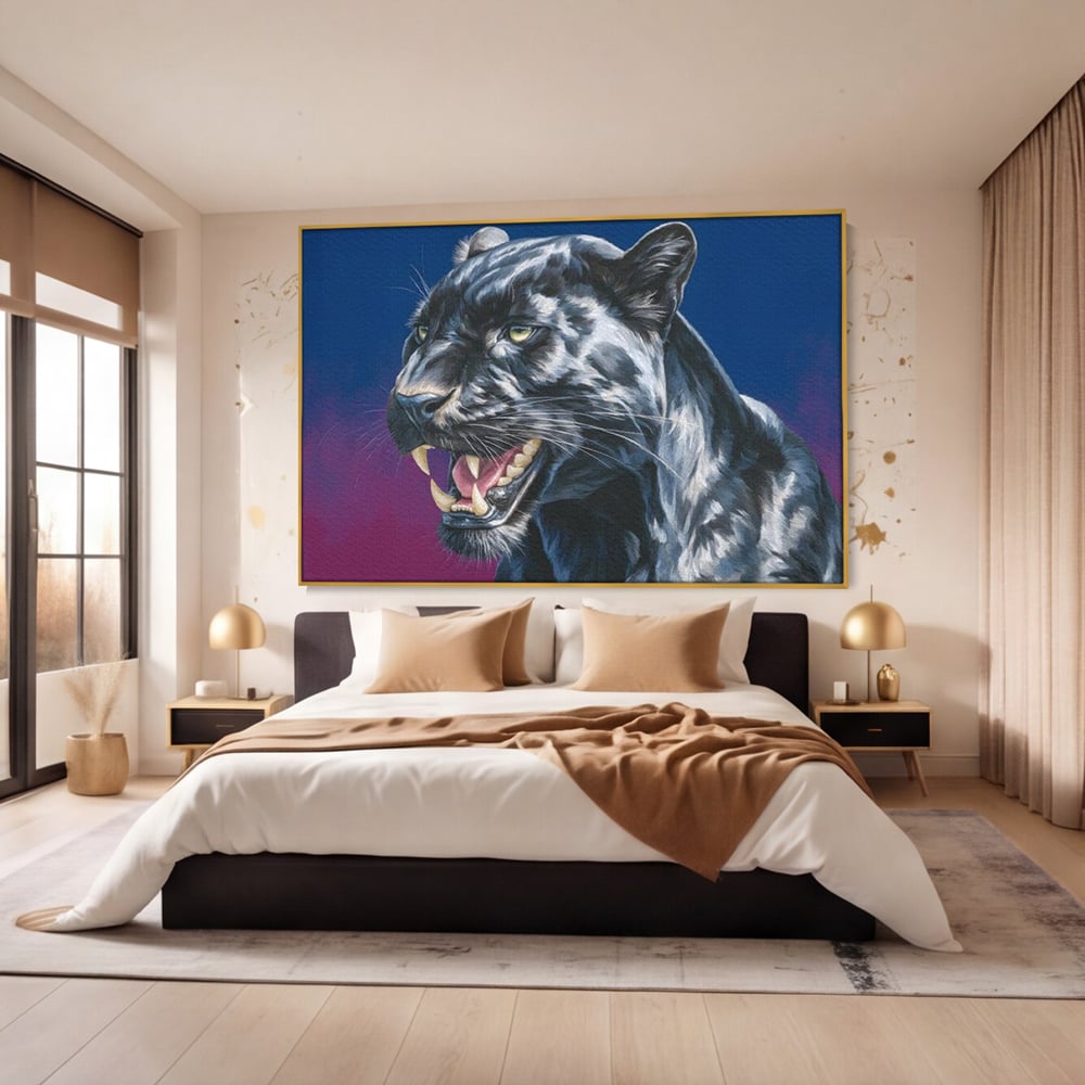 Tablou canvas cu tablou canvas cu pantera neagra, in rama de aluminiu auriu, pe perete intr-un dormitor
