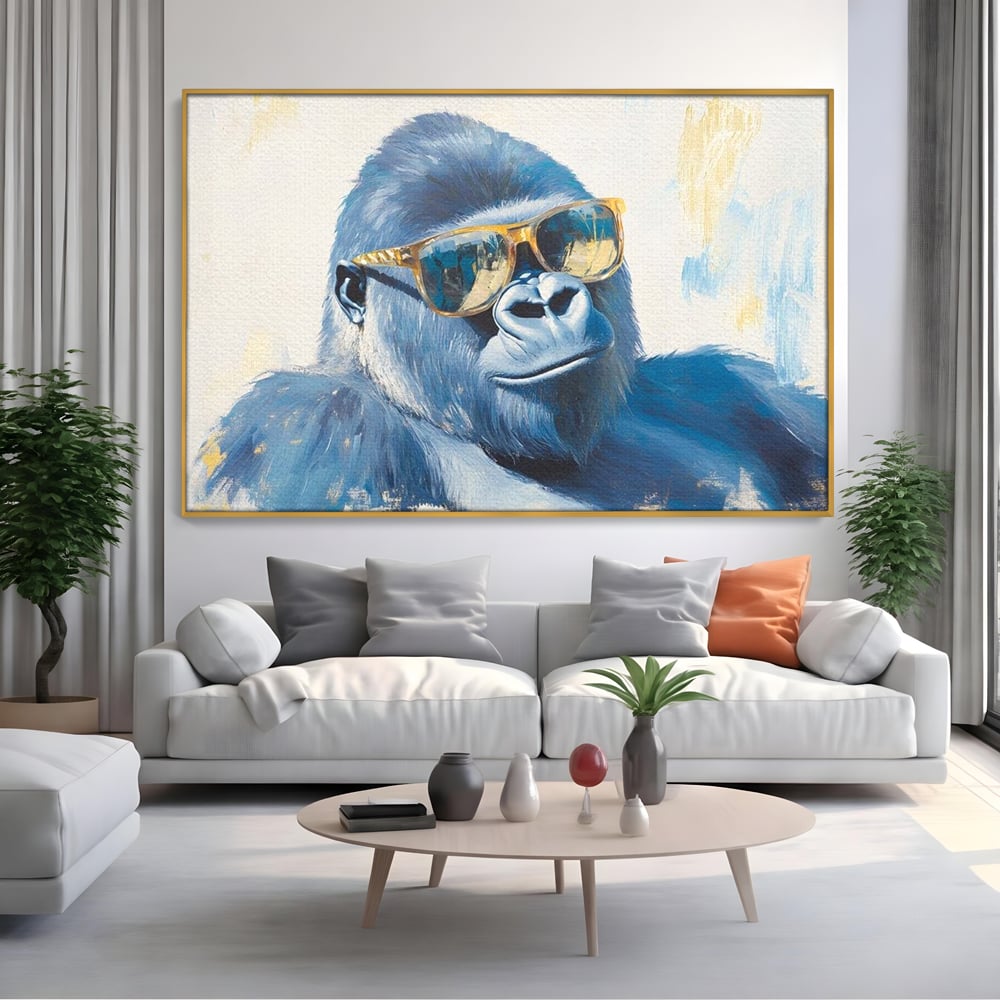 Tablou canvas cu pictura cu gorila purtand ochelari, in rama de aluminiu auriu, pe perete intr-un living