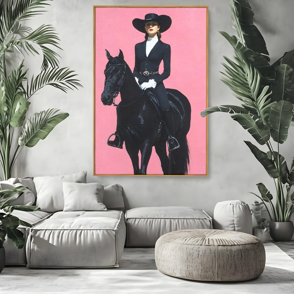 Tablou canvas cu tablou canvas cu femeie calare, in rama de aluminiu auriu, pe perete intr-un living