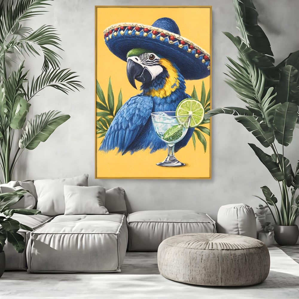 Tablou canvas cu tablou canvas cu papagal si sombrero, in rama de aluminiu auriu, pe perete intr-un living