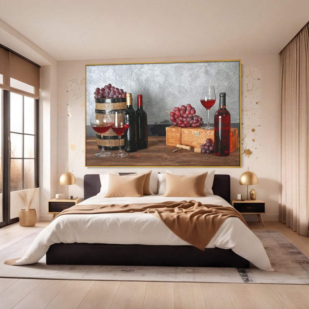 Tablou canvas cu tablou canvas cu sticle si struguri, in rama de aluminiu auriu, pe perete intr-un dormitor
