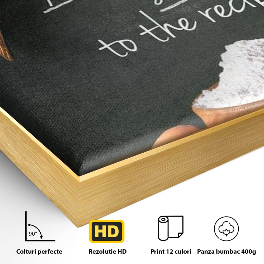 Detaliu al suprafetei: tablou canvas cu citat culinar si faina, in rama de aluminiu auriu