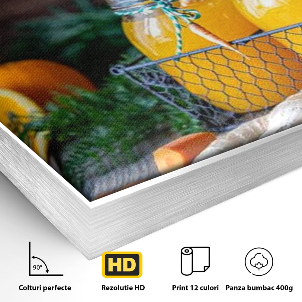 Detaliu al suprafetei: tablou canvas cu suc de morcovi, in rama de aluminiu argintiu
