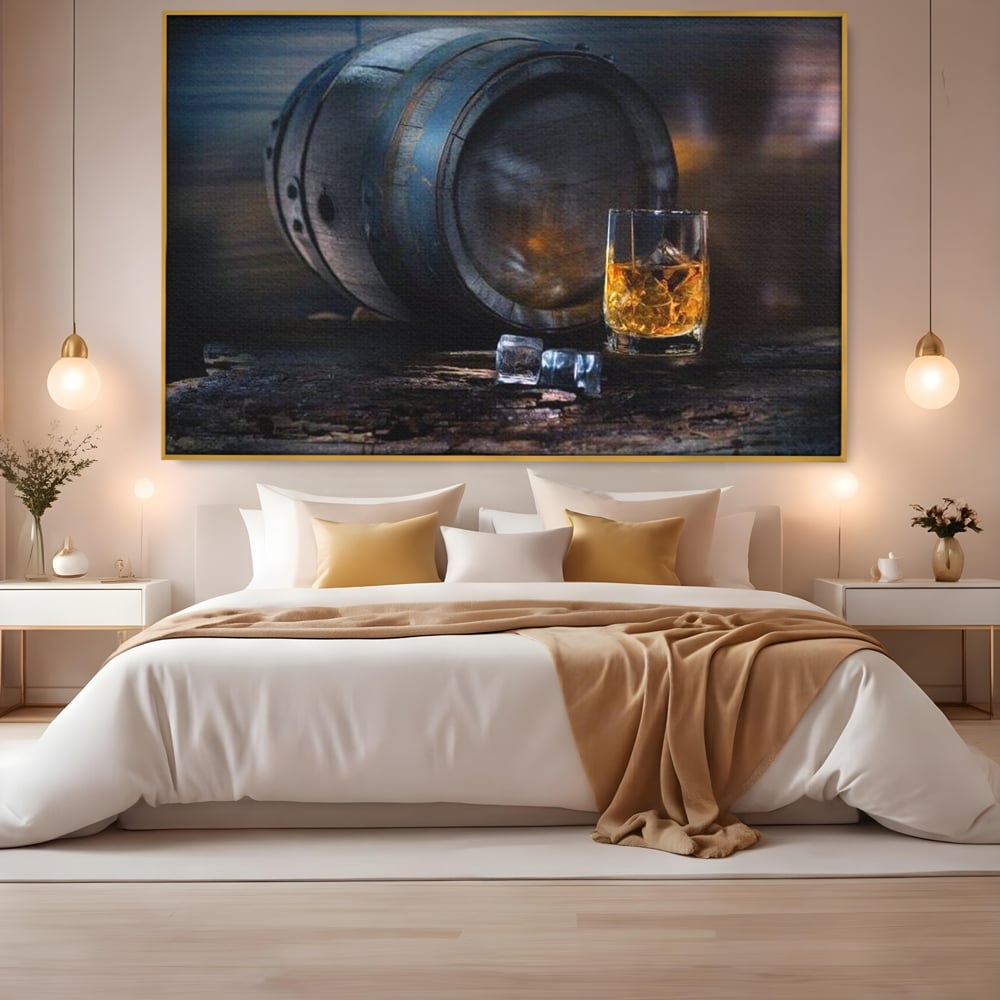 Tablou canvas cu tablou canvas cu butoi de whisky si pahar cu gheata, in rama de aluminiu auriu, pe perete intr-un dormitor