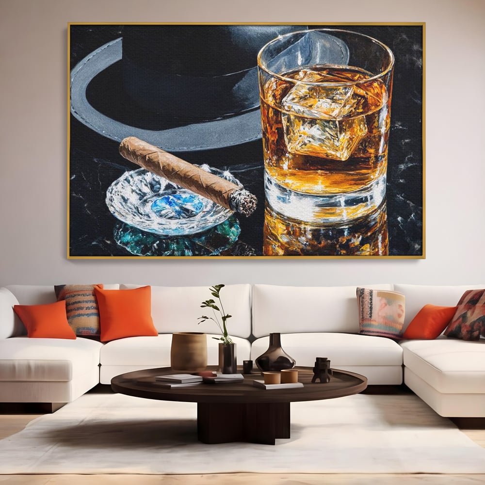 Tablou canvas cu pictura cu pahar de whisky, trabuc si palarie, in rama de aluminiu auriu, pe perete intr-un living