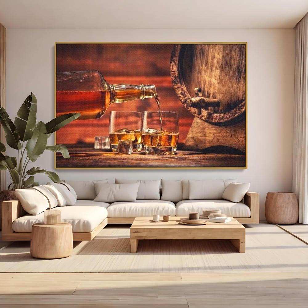 Tablou canvas cu tablou canvas cu whisky si butoi lemn, in rama de aluminiu auriu, pe perete intr-un living