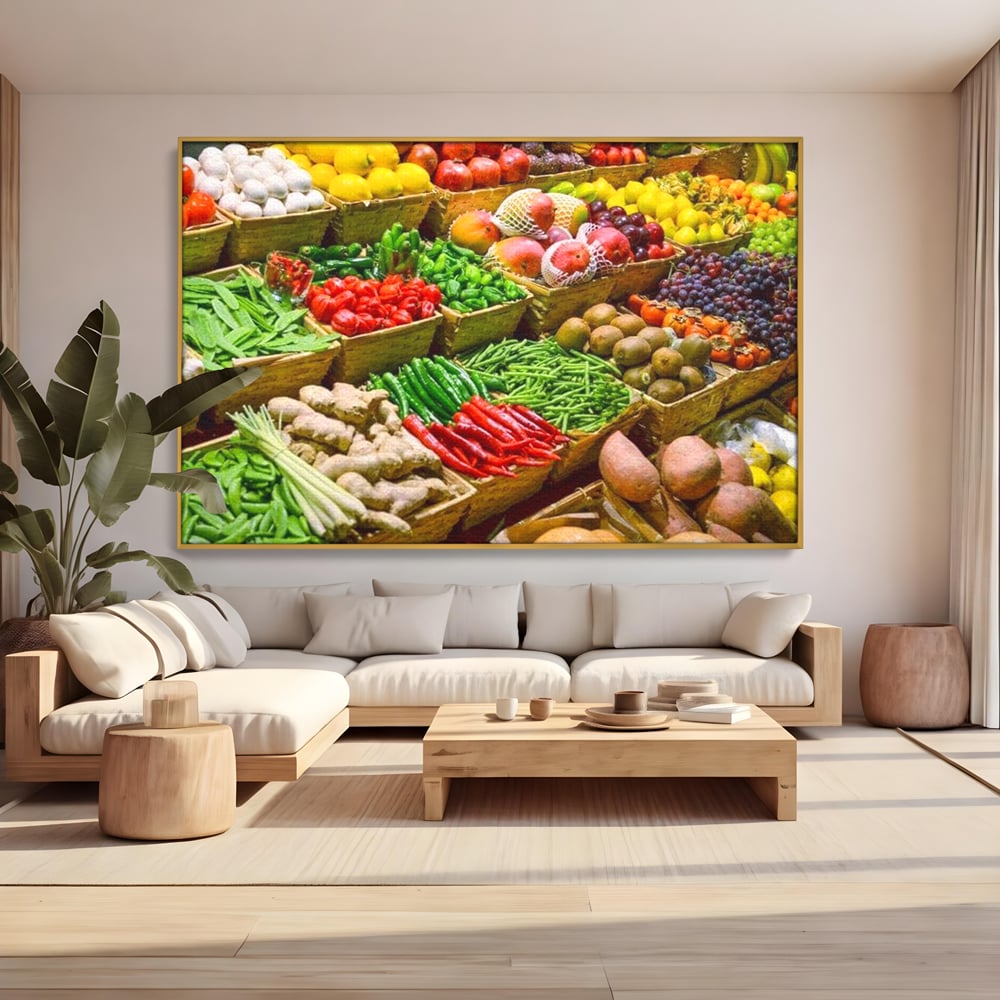 Tablou canvas cu tablou canvas cu legume si fructe proaspete, in rama de aluminiu auriu, pe perete intr-un living