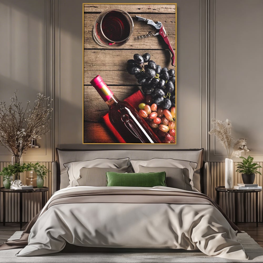 Tablou canvas cu natura statica cu sticla de vin si struguri, in rama de aluminiu auriu, pe perete intr-un dormitor