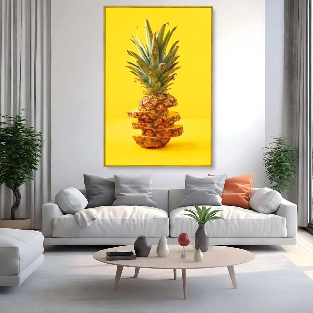 Tablou canvas cu tablou canvas cu ananas feliat, in rama de aluminiu auriu, pe perete intr-un living