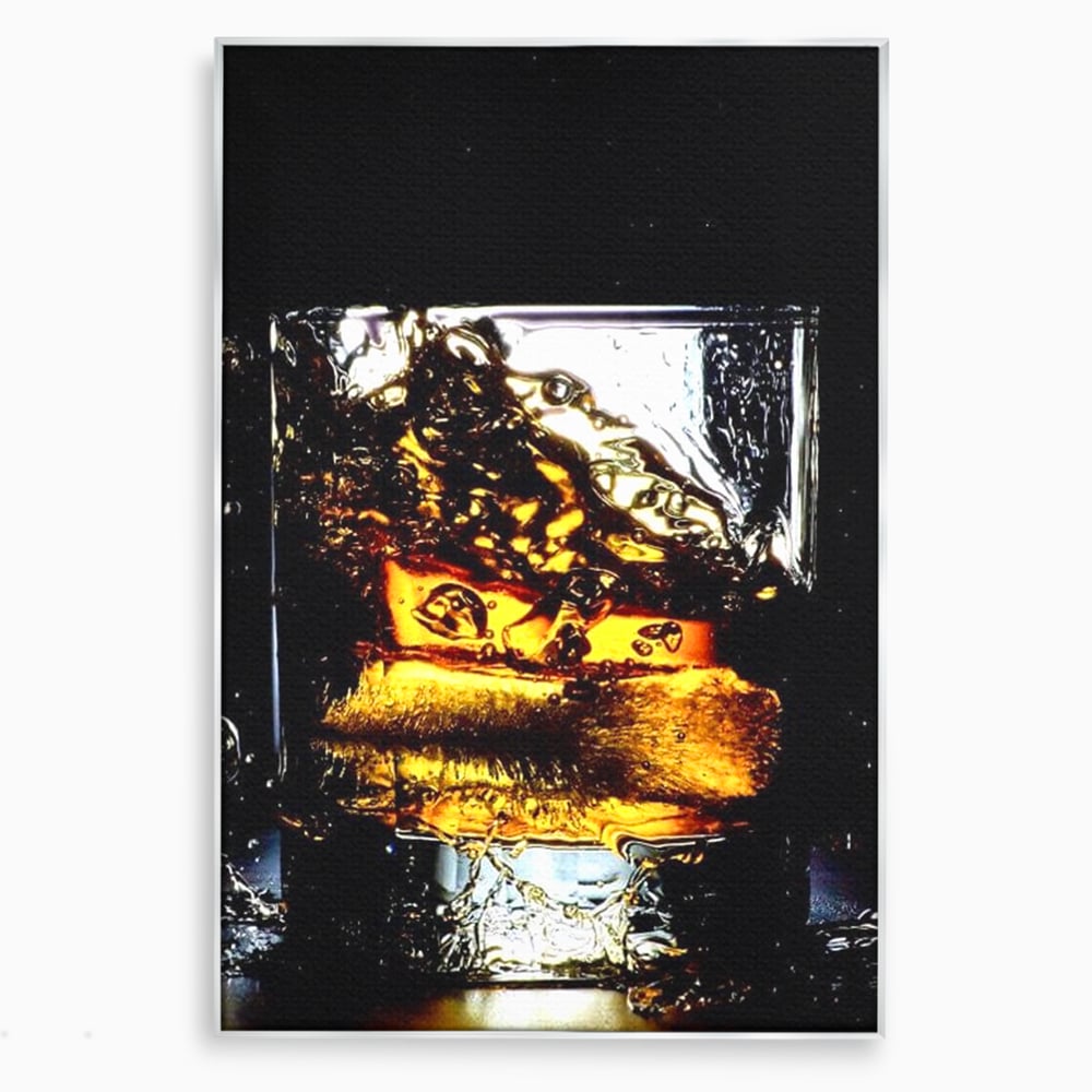 Tablou canvas cu tablou canvas cu pahar de whisky si gheata, in rama de aluminiu argintiu