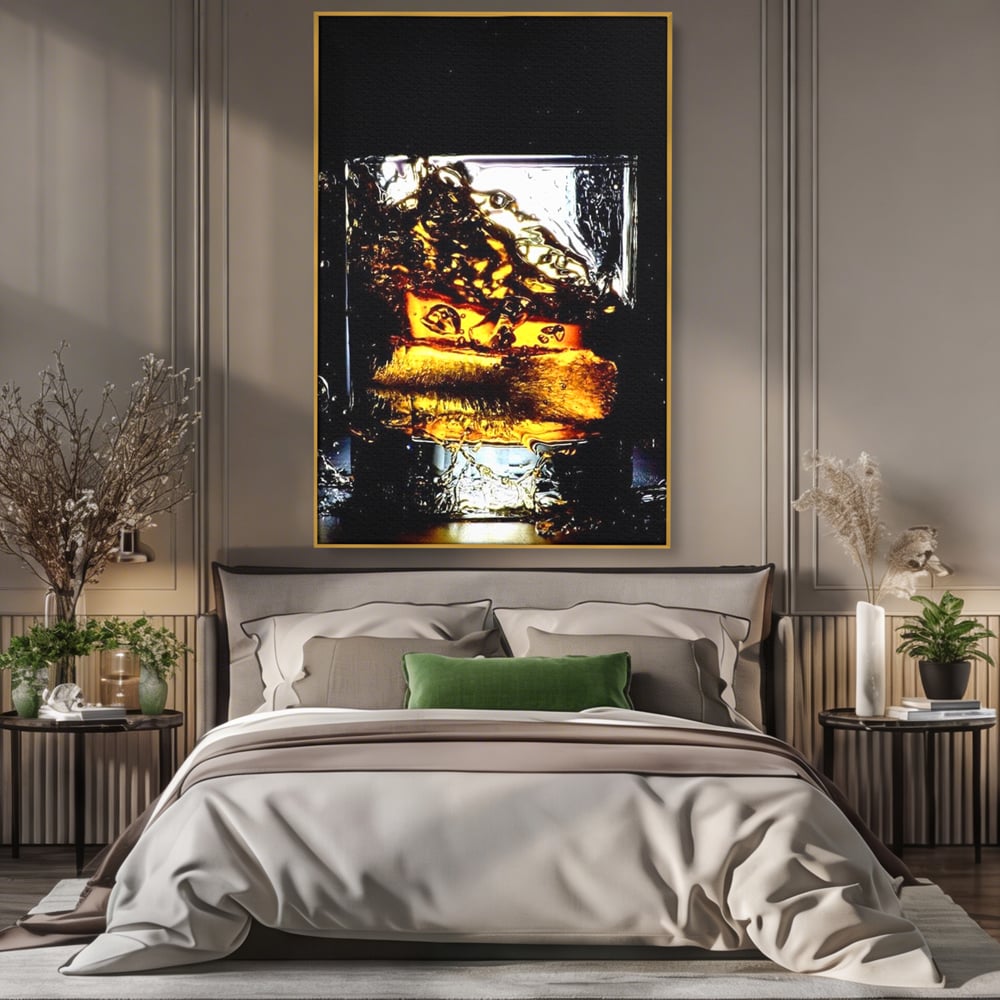 Tablou canvas cu tablou canvas cu pahar de whisky si gheata, in rama de aluminiu auriu, pe perete intr-un dormitor
