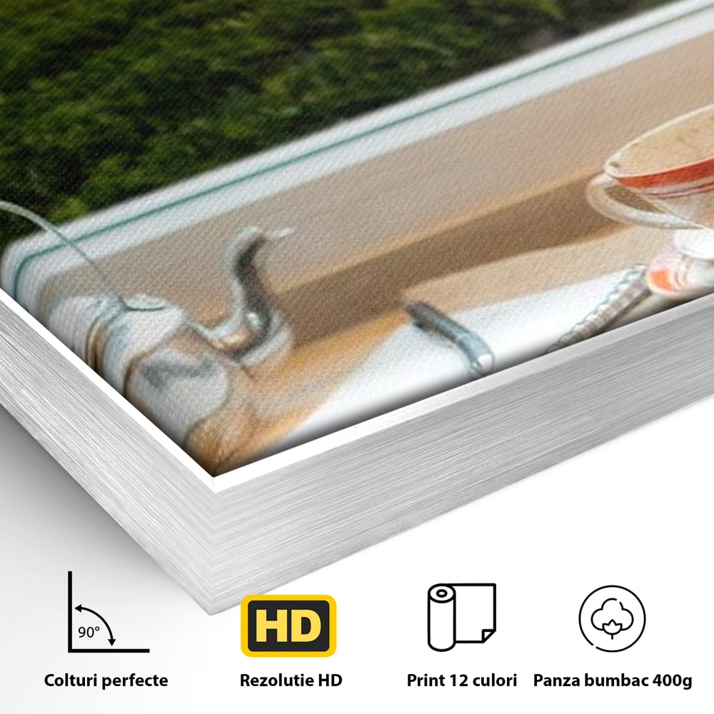 Detaliu al suprafetei: tablou canvas cu peisaj matinal si ceainic pe pervaz, in rama de aluminiu argintiu